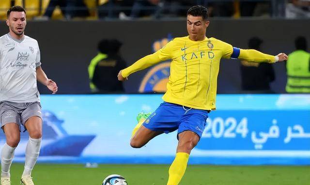 原创乔治娜秀全家健身传承c罗自律精神不经意彰显家庭幸福