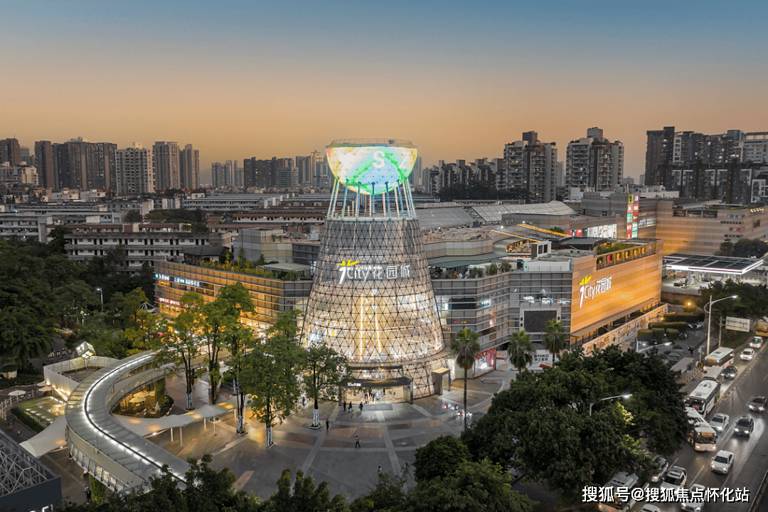 前沿奢尚直线距离700米即蛇口体育中心,周边深圳湾游艇会,深圳蛇口