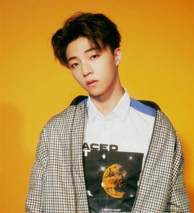 从写真中看出秋季时尚,陈立农这一身有少年感,吴磊的怎么样?_衬衫_穿