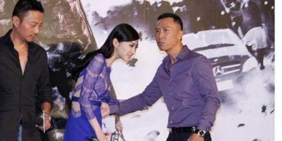 甄子丹也是有些不达目的不罢休,为了面子想继续强搂景甜,景甜脸上的笑