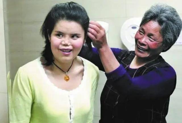 在与王军结婚前,王娜又到了西安,在第四空军大学口