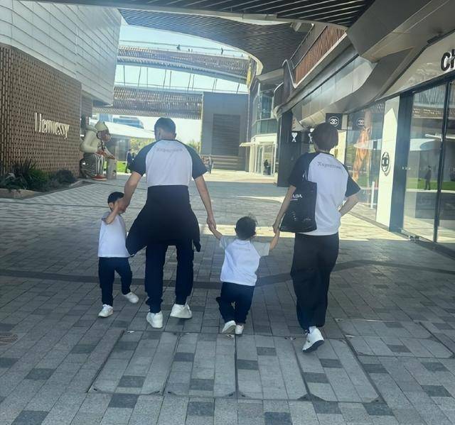 2024年4月8日,一组流传甚广的照片展示了许昕带着家人外出的情景.