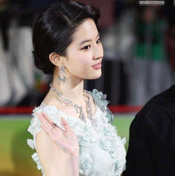 原创30多岁的刘亦菲皮肤美得像18放大脸部近照这颜值我服了