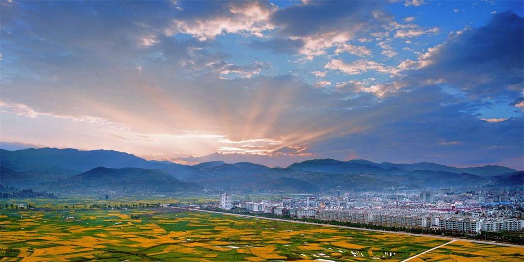 华宁地处滇中腹地,昆明之南,玉溪之东.