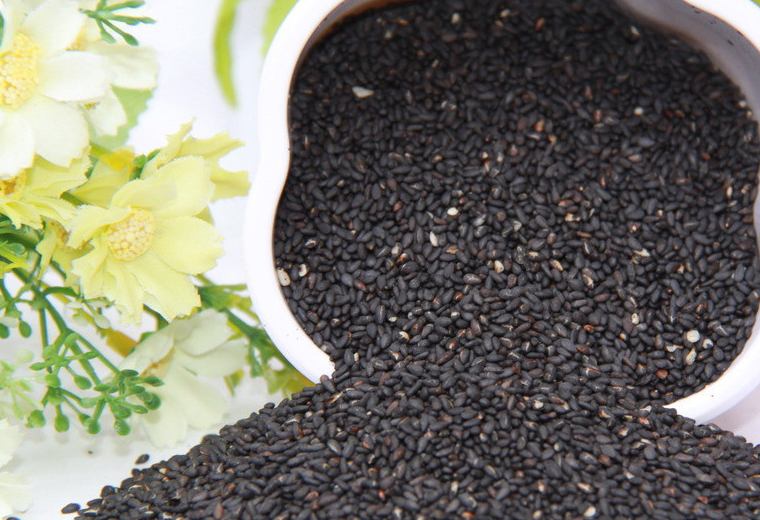 黑芝麻油,润燥护肤,预防贫血的佳品,皮肤就能更显年轻延迟衰老_功效