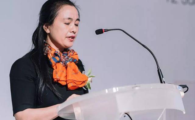 原创范红卫嫁给小自己4岁的工地小工最终成为新晋中国女首富