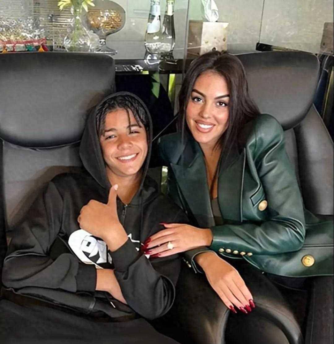 为爸爸加油乔治娜带孩子们观看c罗比赛,迷你罗发型抢镜