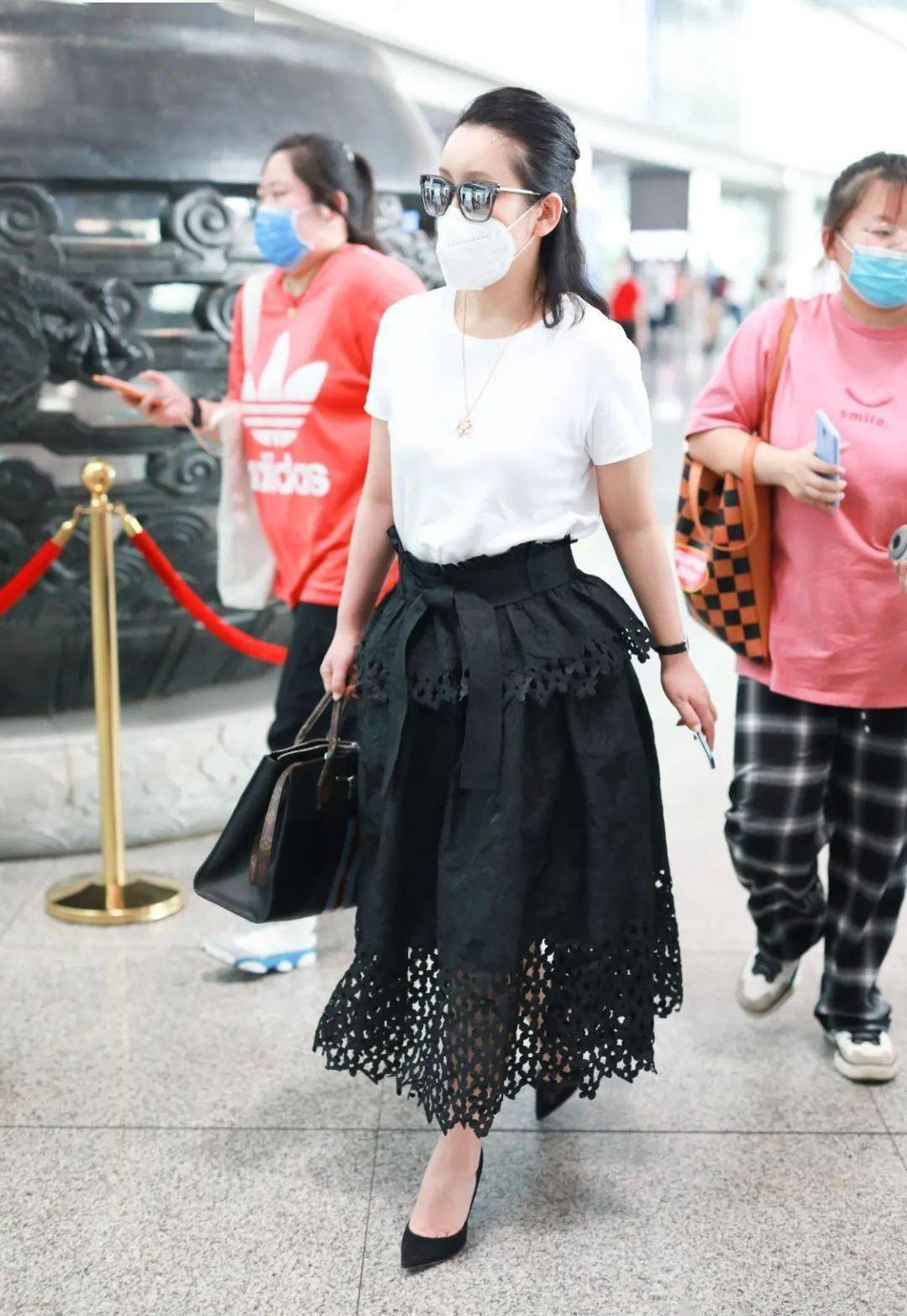 原创生活中的秦海璐不讲究素颜自驾出游肤色蜡黄还秃眉也没遮掩