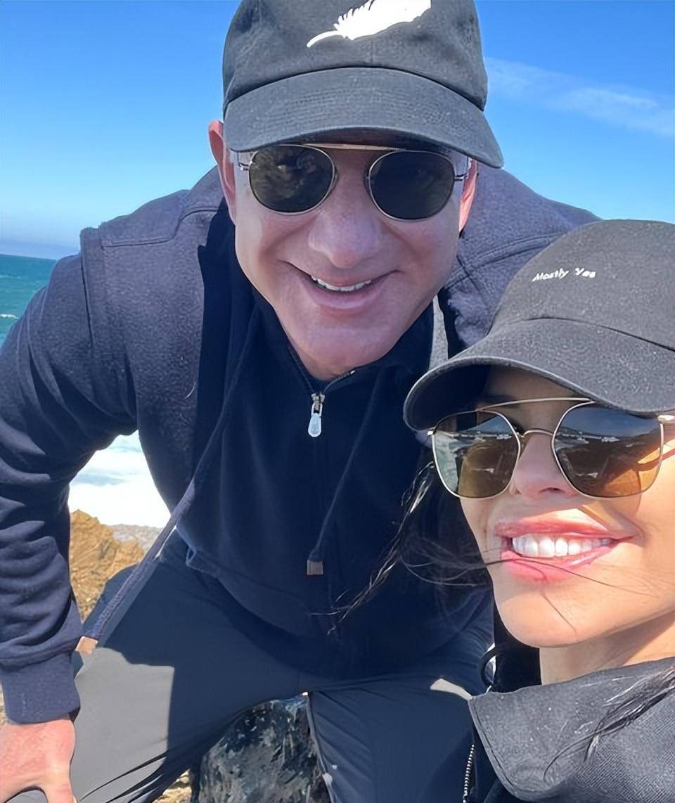 原创桑切斯比邓文迪更厉害不够漂亮带着3个娃还是抢走了贝索斯