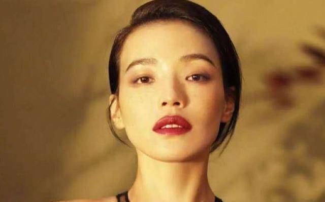 从家境贫寒的平凡女孩她努力23年终获称赞成就影后之路