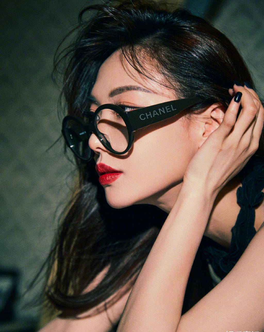 原创王霏霏一身黑裙尽显高贵气质搭配红唇惊艳十足彰显无尽魅惑慵懒