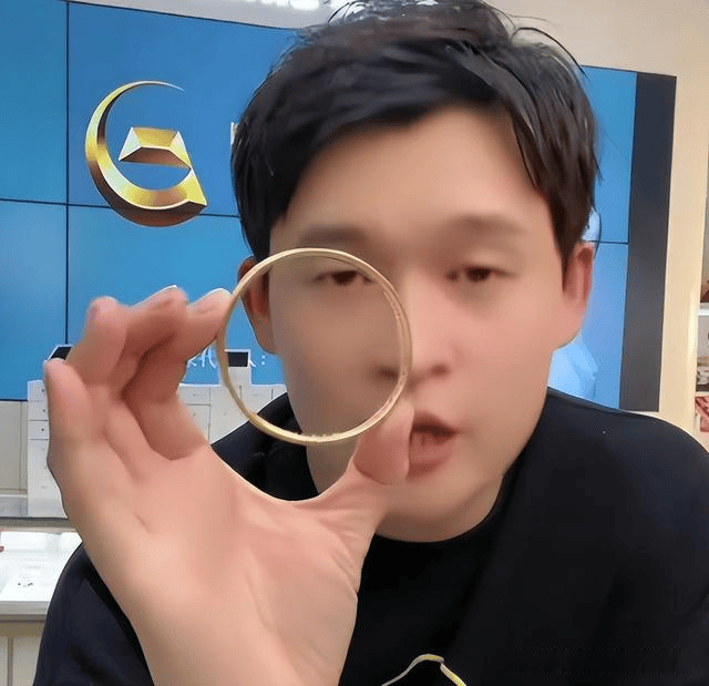 原创小沈龙直播改错价亏损上千万气得扇自己耳光要求助理立刻辞职