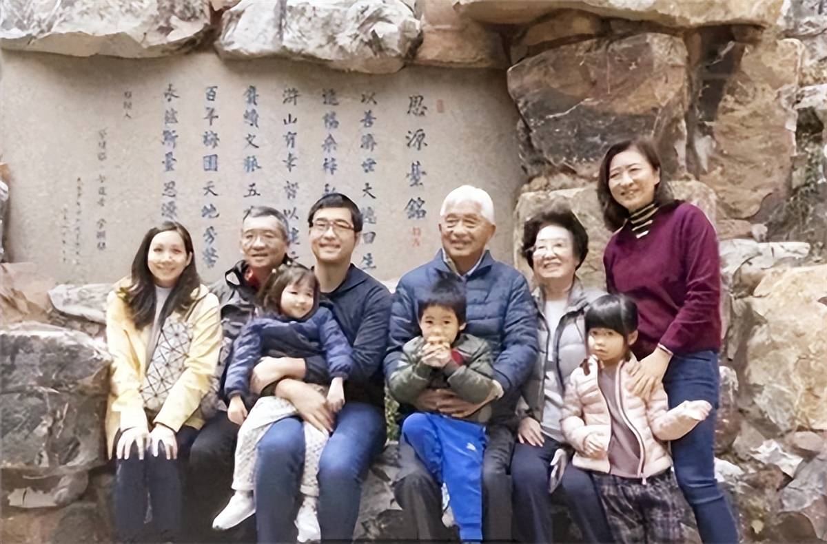 荣毅仁之子荣智健全家合影女儿首次出镜长子年过五旬至今未婚