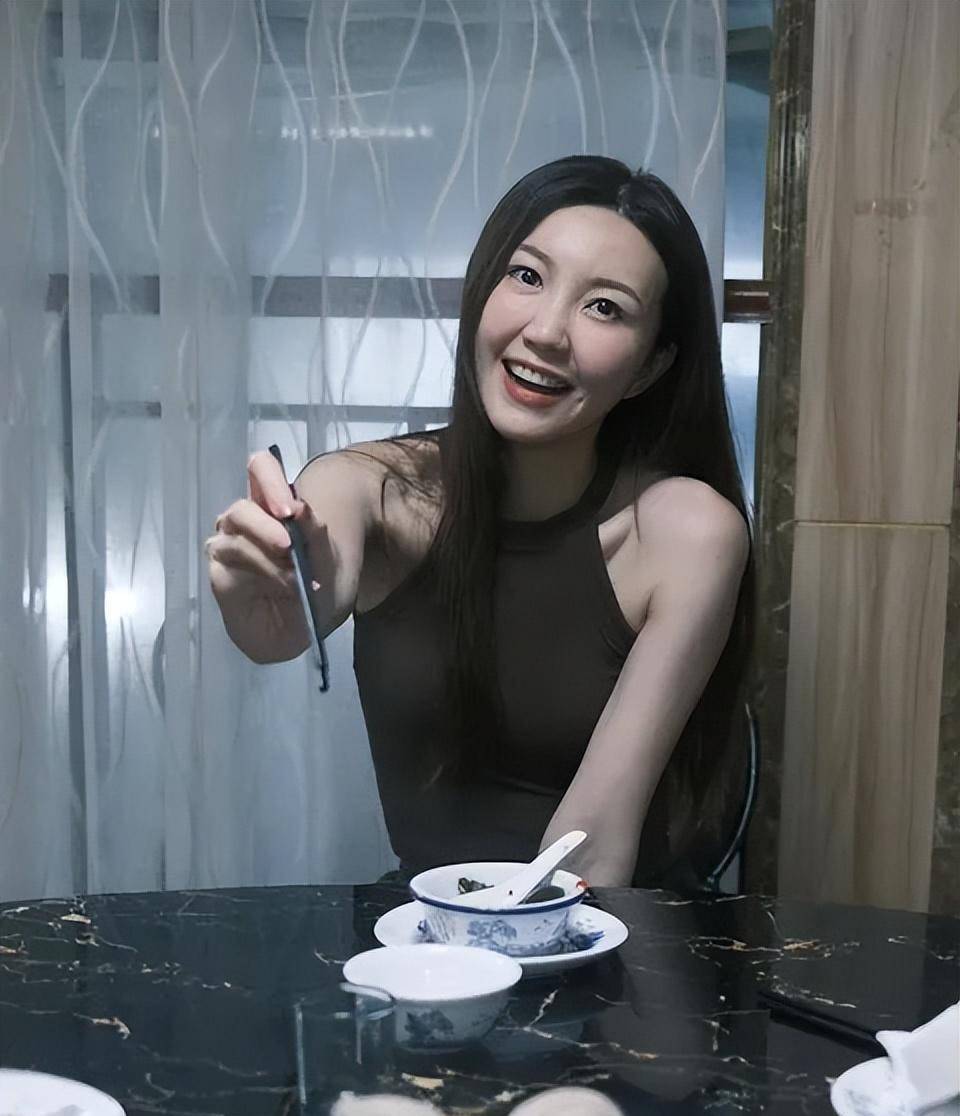 tvb花旦带家人开心游广州晒素颜照大翻车网友质疑整容失败