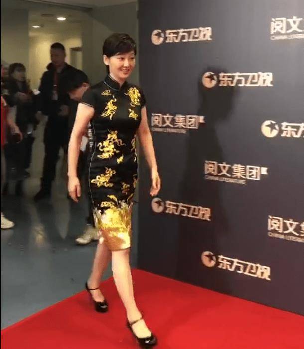 原创徐帆也有皱纹穿刺绣旗袍搭高跟鞋老了也一样优雅漂亮