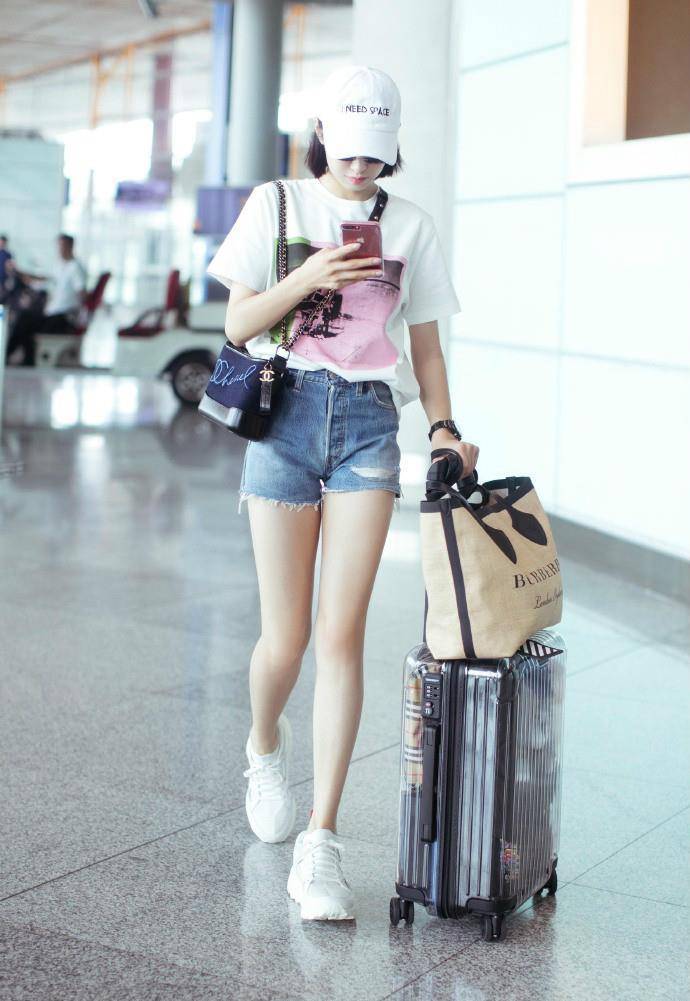 原创被宋茜的女团腿惊艳33岁穿印花超短裤皮肤白皙也成加分项