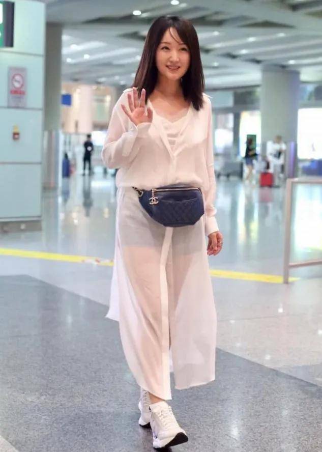 原创杨钰莹并没吹捧的那么少女腰粗肚子大还下垂跟52岁老人无异就是穿