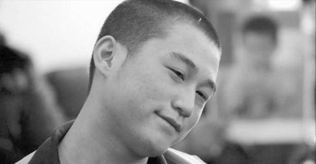 90后杀手被判死刑一脸微笑,向法官鞠躬致谢:是我的父母毁了我_马金库