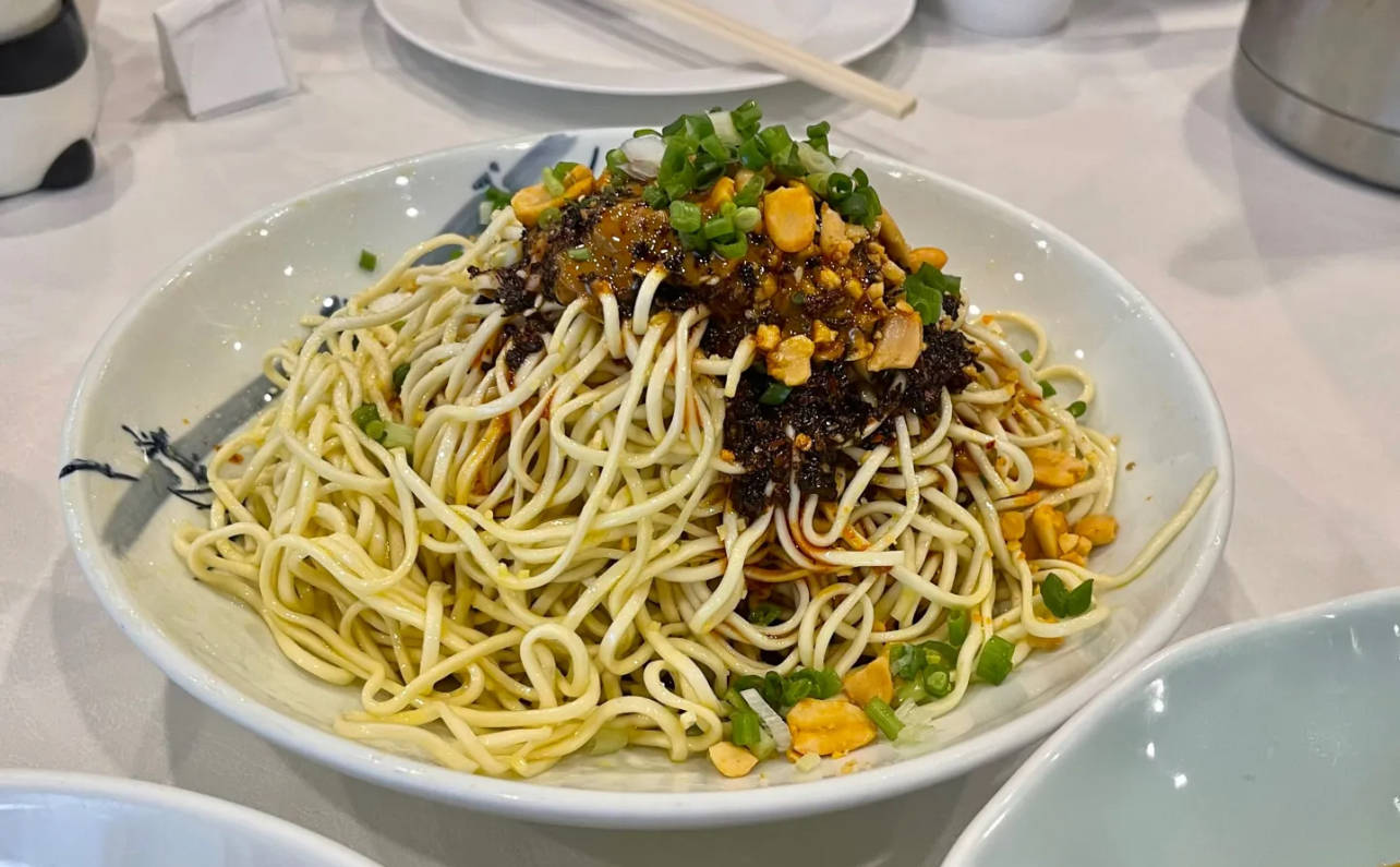 创始于光绪十九年,创始人是钟燮森,1931年挂出了"荔枝巷钟水饺"的招牌