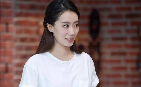 原创张小斐被指脸有问题无戏可拍去演小品35岁终成金鸡影后