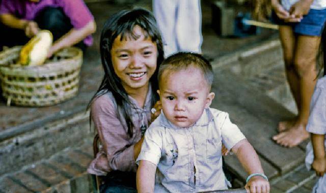 卖莲雾的女孩朴实纯真,图6是儿童难民_照片_生活_战争