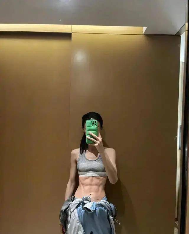 金晨晒健身腹肌照网友却说体脂率太低再胖点就好了