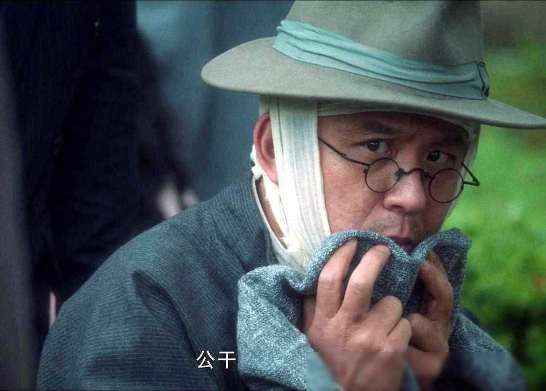 沈近真作为一个身手矫健的狙击手,却在关键时刻只用枕头想捂死李晟达