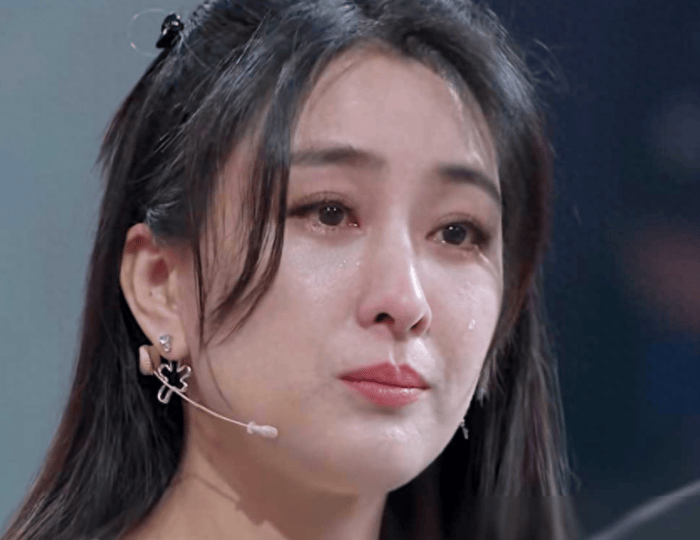 进入谷底,挣扎重生因为好友"做头发"的事情被曝光,马苏迅速成为舆论的