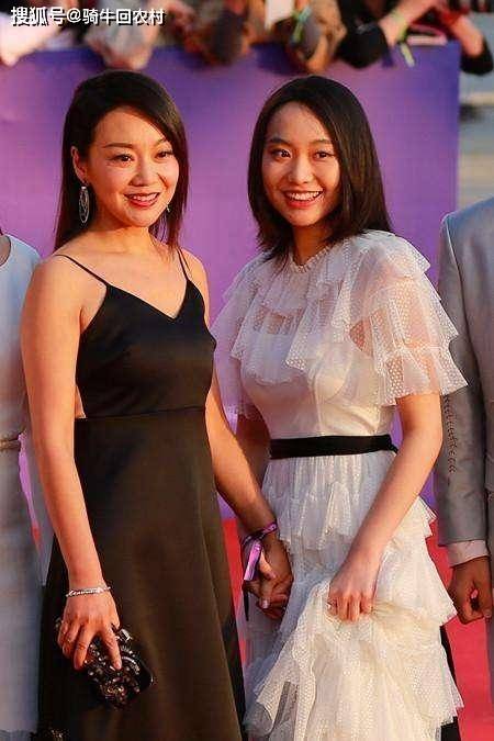 2017年,闫妮和女儿在电影《我是你妈》中首次合作,饰演一对母女.