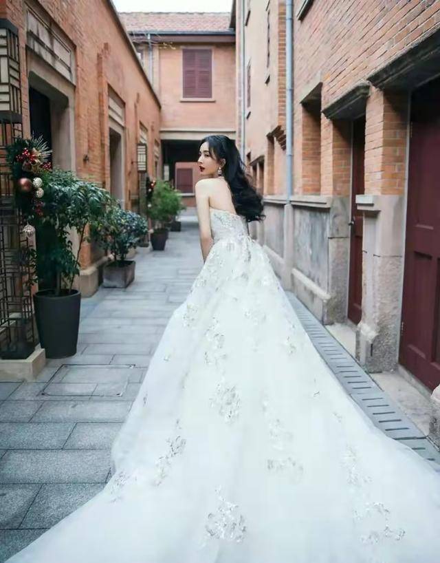 原创杨幂造型终于在线穿高开叉红裙翘腿秀性感沙漏身材超有女人味