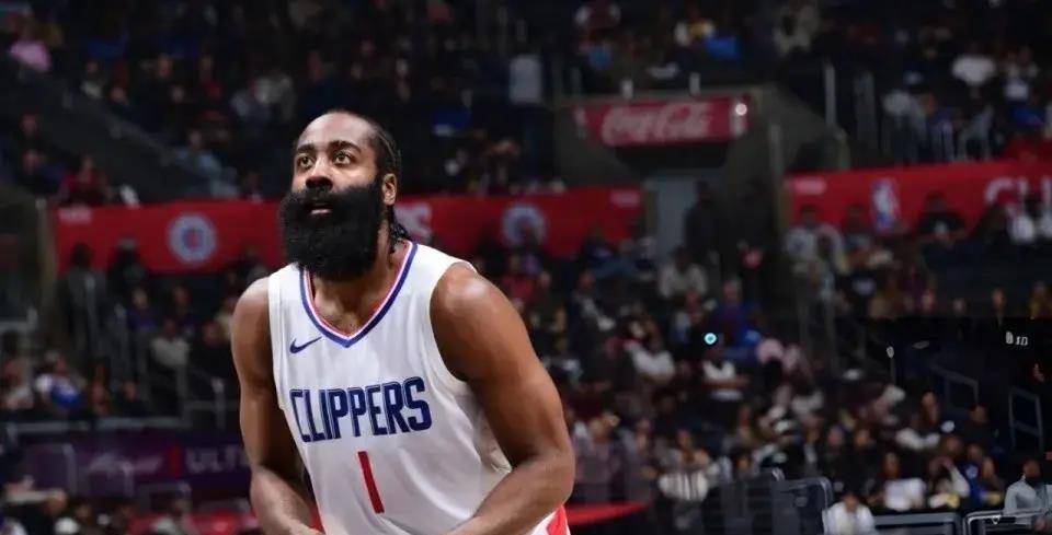 哈登在雷霆队拿了最佳第六人,球队未能夺冠,那是他季后赛拉胯;哈登在