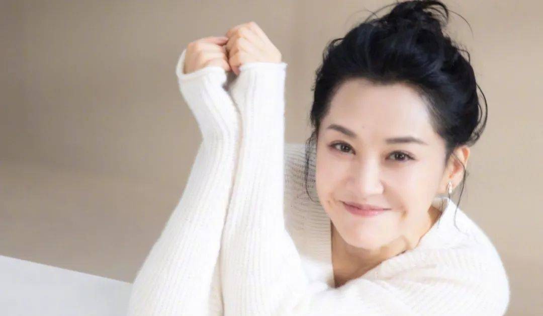 55岁的许晴风韵犹存,老少通吃,至今未婚,真是越老越有感觉!