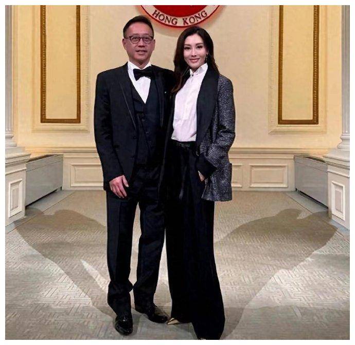 但除了和许晋亨一起出游,李嘉欣和姐姐李嘉明感情也很好,多次被拍一同