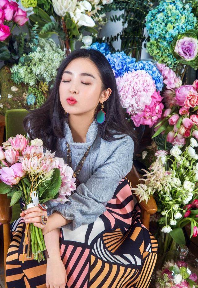 原创33岁张含韵的家居日常火了爱健身爱花草那叫一个精致晒晒