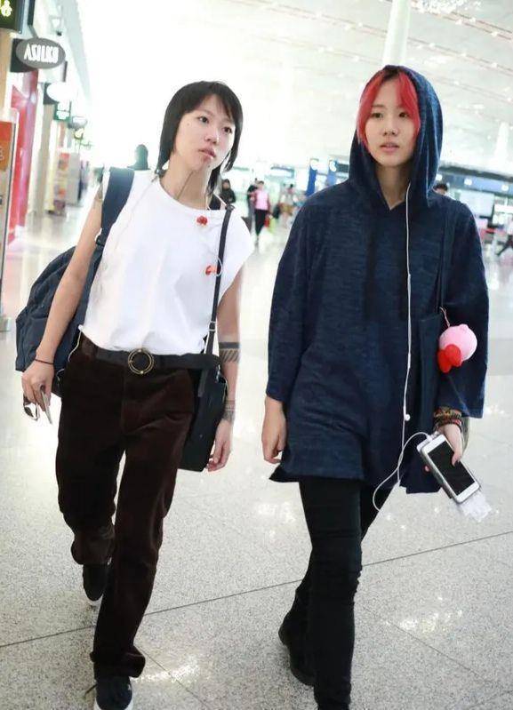 窦靖童真实不做作,染金发赶时髦还裸妆出镜,同龄里实在少见!