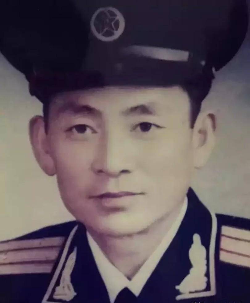 何政军的父亲何绍宽是一位老革命,当过刘伯承的警卫长.