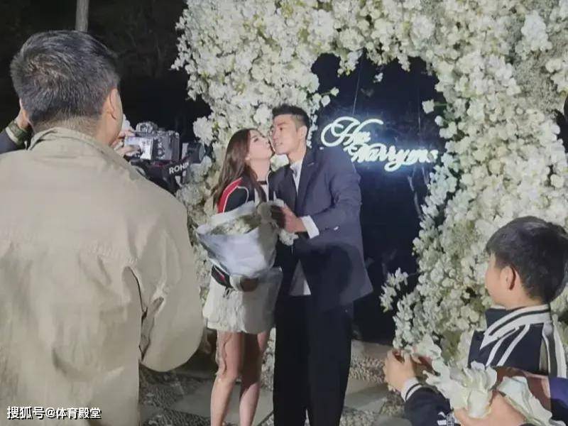 现在又娶了个如此貌美的老婆,值了,现在辽篮的队友只差郭艾伦了
