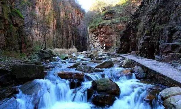 龙潭大峡谷是王屋山至黛眉山世界地质公园的核心景区,,是一条以典型的
