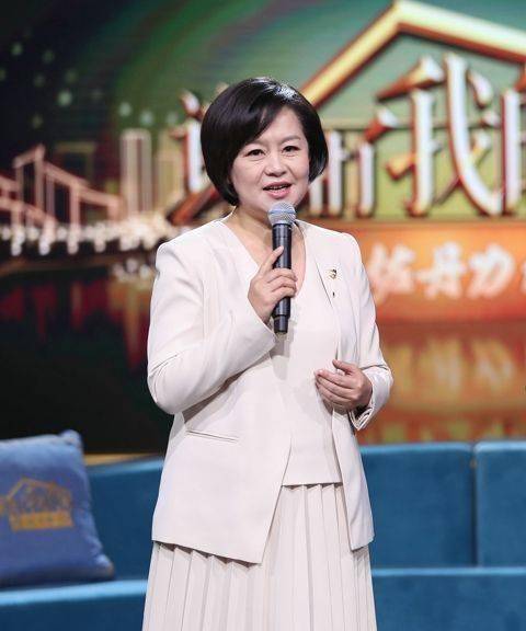 原创央视镜头下鞠萍老了脸下垂身材发福这就是55岁最真实的样子
