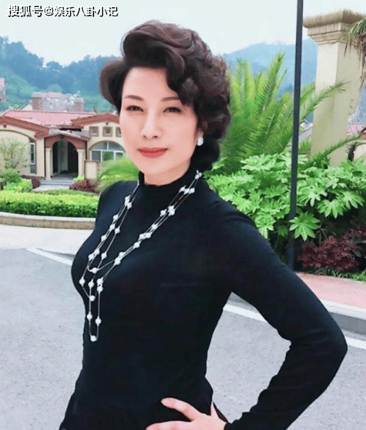 她是孝女,为拯救父母放弃成名,如今61岁婚姻成谜与母亲相依为命_王静