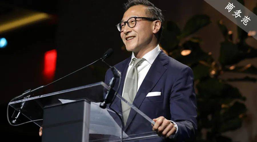 in good company》,身着一件亚麻色粗纺西装,搭配他标志性的黑框眼镜