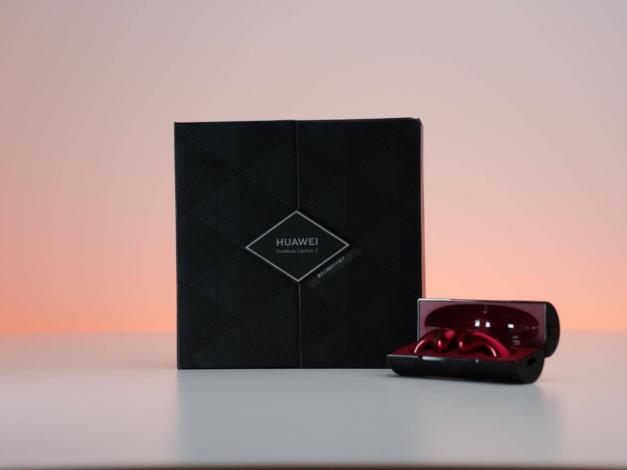 我所拿到的是魅影黑配色,黑色的机身搭配红色logo,高级感"