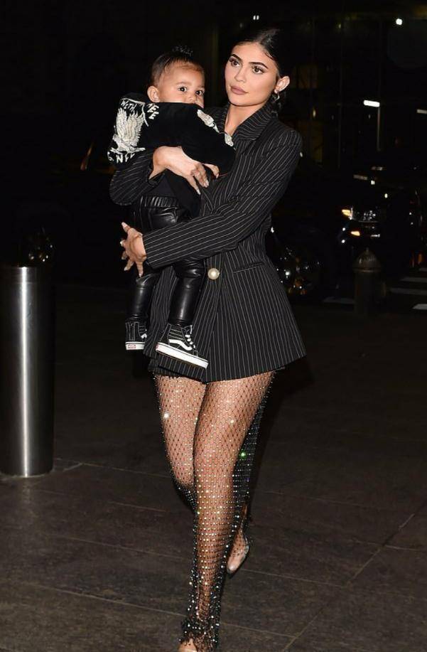 金小妹蹲地拍照鞋子不堪重负母女俩穿同款时尚衣像肉丸子