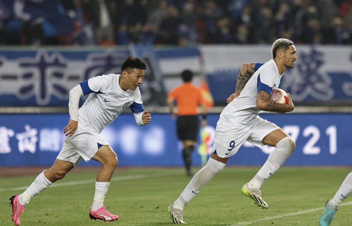 武汉三镇10人应战3球落后绝地反击姜至鹏恩里克破门23憾负沧州