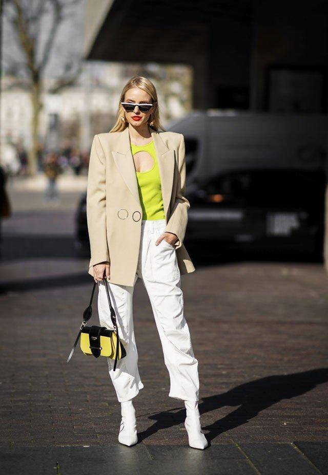 荧光色穿搭采用镂空的圆形开口,若隐若现增加了时尚,搭配气场十足的