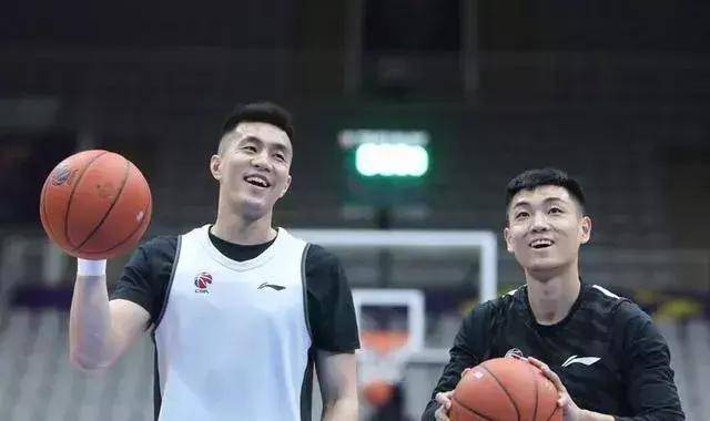 作为昔日辽宁男篮的后场三叉戟之一,高诗岩也曾与郭艾伦,赵继伟有过"