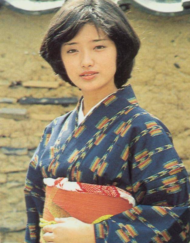 原创为了丈夫放弃演艺事业退隐39年婚姻平淡近照像个普通人