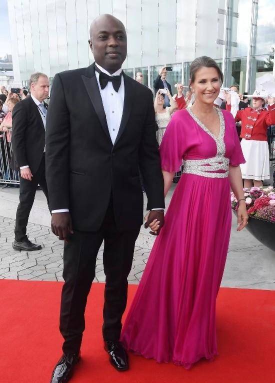 挪威王室奇葩爱情:50岁"千里眼公主",和47岁"萨满巫师"订婚_玛莎_杜雷