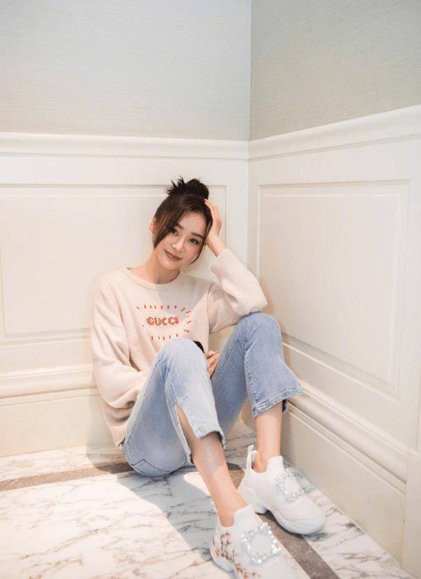 袁姗姗晒近照元气满满穿运动上衣秀马甲线这腰谁能不羡慕