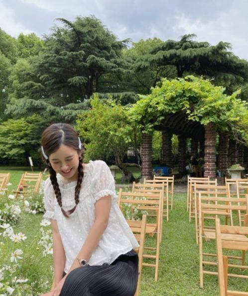 陈赫夫妇低调秀恩爱,十指相扣漫步赏夜景,张子萱穿衣镜引热议_生活_视